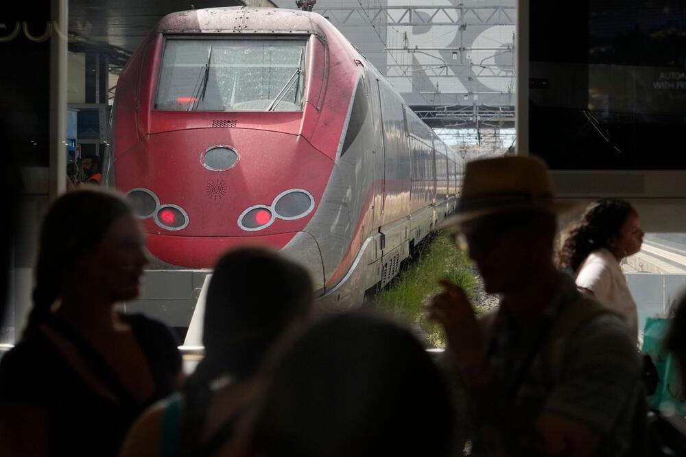 Fahrgäste warten im Hauptbahnhof von Rom auf ihre Züge