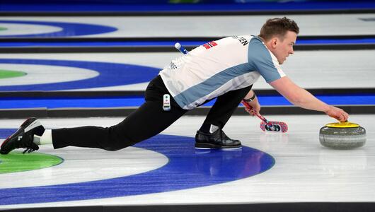 Magnus Nedregotten ist mit dem olympischen Curling-Eis überhaupt nicht zufrieden.