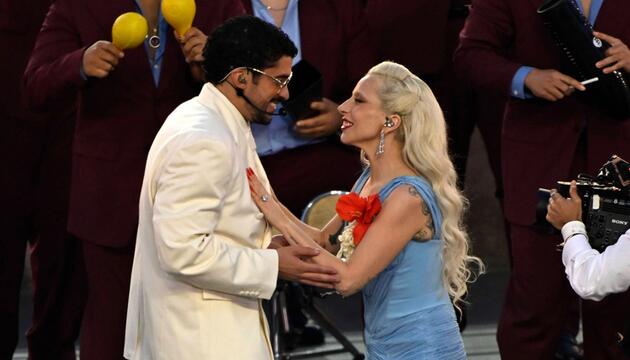 Neben Bad Bunny erschien plötzlich Lady Gaga auf der Bühne.