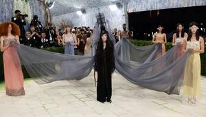 Grosser Auftritt: Madonna in ihrem düsteren Look mit Geisterschiff-Hut, langen Schals und ...