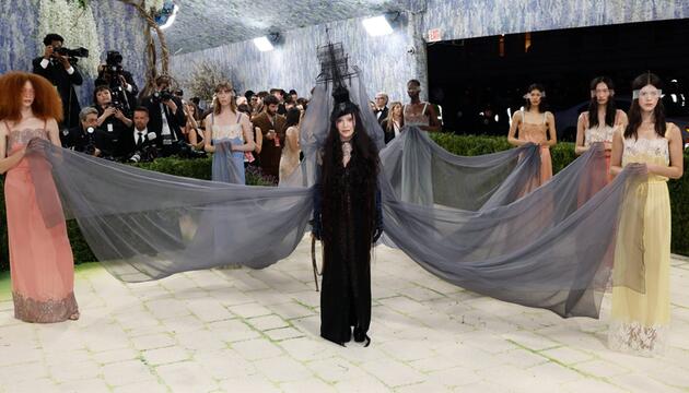 Grosser Auftritt: Madonna in ihrem düsteren Look mit Geisterschiff-Hut, langen Schals und ...
