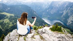 Frau fotografiert vom Gipfel des Jenner den Königssee