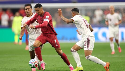 Cristiano Ronaldo setzt sich gegen spanische Spieler durch.