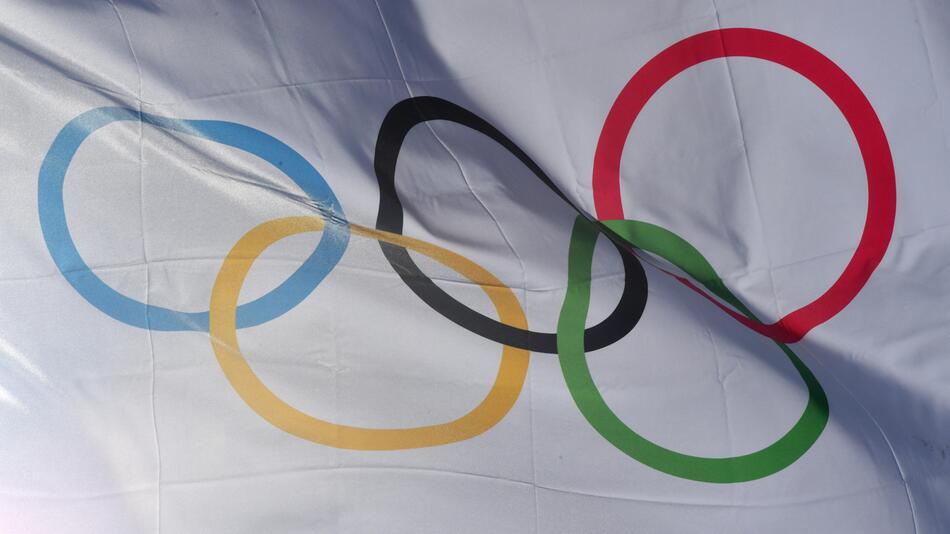 Im südkoreanischen Pyeongchang weht 2018 während der Winterspiele die Olympia-Flagge mit den Ringen
