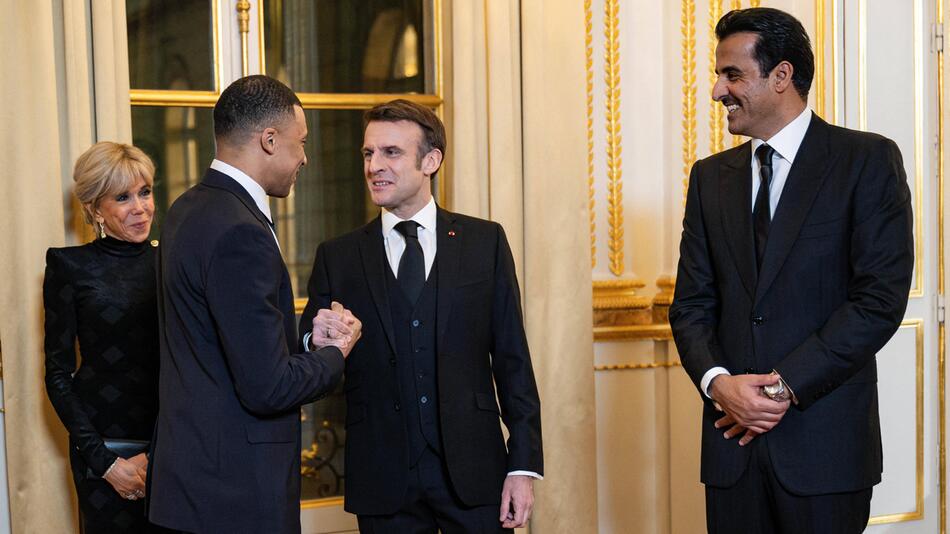 Kylian Mbappe begrüsst Emmanuel Macron, seine Frau und Emir Sheikh Tamim bin Hamad al-Thani