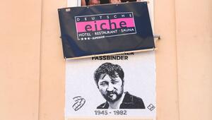 Enthüllung einer Gedenktafel für Regisseur Fassbinder