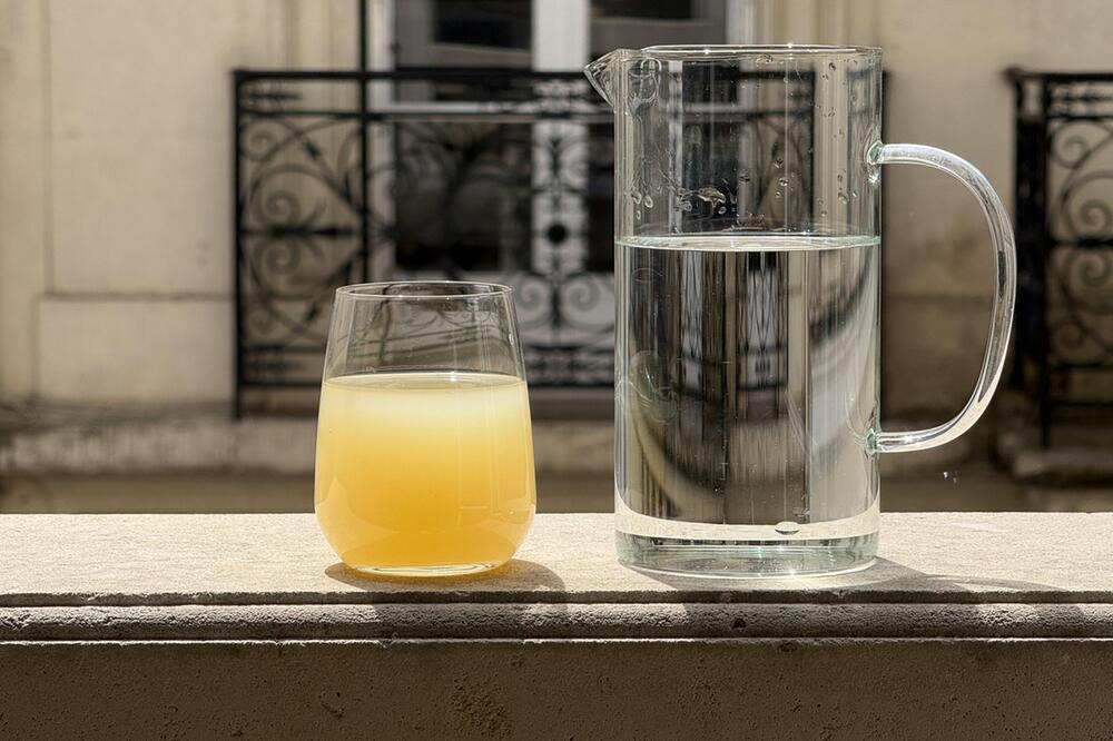 Pastis Ricard auf einem Balkon in Paris