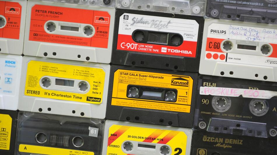 Musikkassetten liegen im Büro eines Musik-Labels
