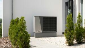 Eine Luft-Wasser-Wärmepumpe mit einem Aussengerät an einer Hauswand.