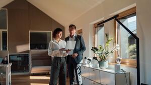 Zwei Personen arbeiten gemeinsam