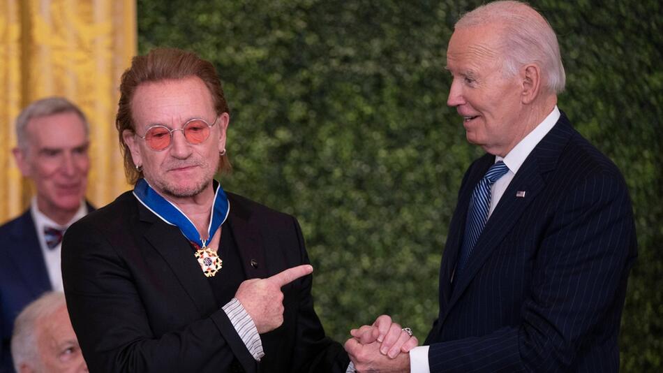 Bono (li.) und Joe Biden bei der Zeremonie.