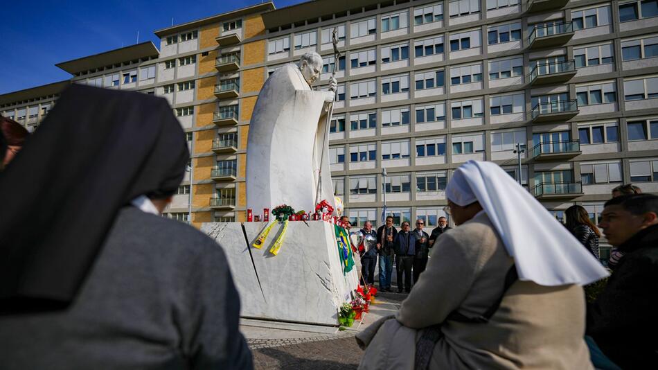 Papst im Gemelli-Krankenhaus in Rom