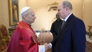 Papst Leo empfing Fürst Albert, der auf der Wange eine sichtbare Narbe trug.