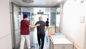 Pfleger mit Patient im Krankenhaus
