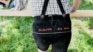 Ein Mann hat "Scheiss da nix" auf seine Lederhose gestickt
