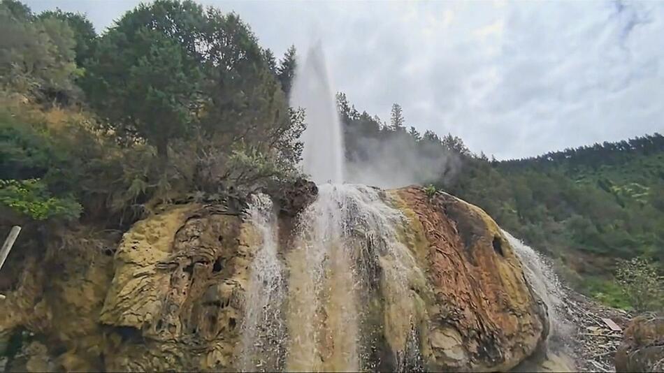 Geysir am Strassenrand: Heisse Quelle schiesst in China in die Höhe