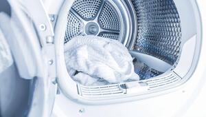 Ein weisses Handtuch liegt in einem Wäschetrockner.
