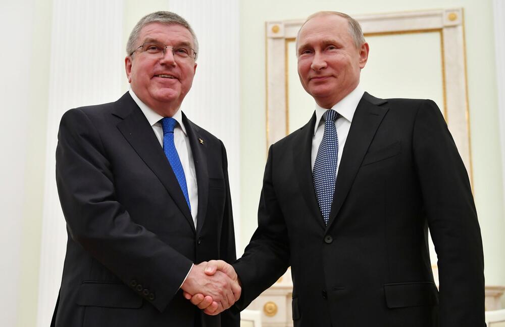 IOC-Chef Thomas Bach (l) und Wladimir Putin