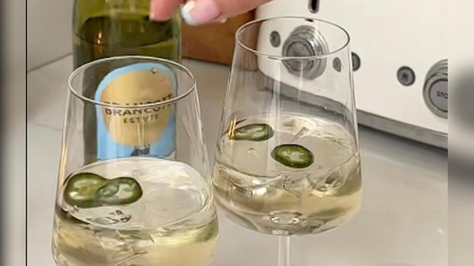 Zahlreiche TikTok-User schwören auf die Kombination Weisswein und Jalapeños.