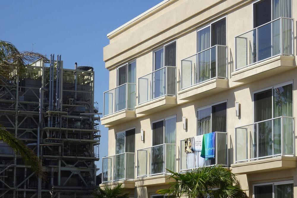 Eine Baustelle ist neben einem Hotel zu sehen
