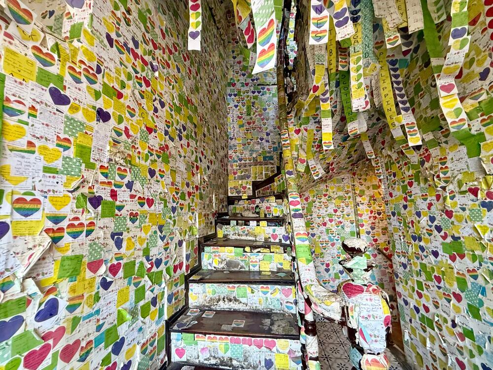 Das Treppenhaus im "The Note Coffee" ist voller Klebezettel