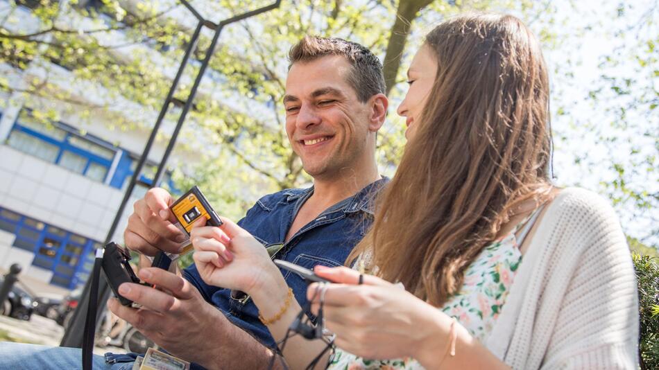 Ein Paar benutzt gemeinsam einen Walkman