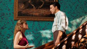 Alicia von Rittberg und Kostja Ullmann auf der berühmten "Dinner for One"-Treppe.