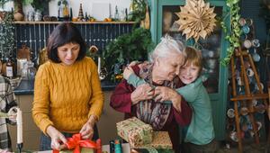 Ein Junge umarmt seine Grossmutter