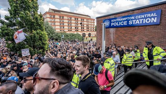 Menschen protestieren vor der Polizeiwache in Southampton. 
