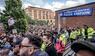Menschen protestieren vor der Polizeiwache in Southampton. 