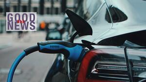 Nahaufnahme eines schwarzen Elektroautos, das an einer Ladestation mit einem blauen MENNEKES ...
