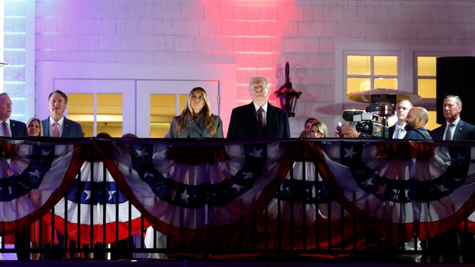 Melania und Donald Trump betrachten das Feuerwerk, das zu Ehren seiner Amtseinführung am Samstag ...