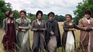 Mrs. Bennet (Olivia Colman, 3.v.l.) im Kreise ihrer Töchter (u.a. Emma Corrin, l.).