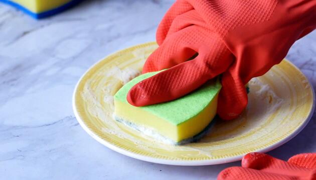 Viele Handspülmittel enttäuschen im Reinigungstest