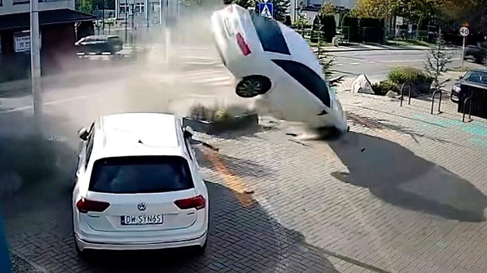 Wie im Film: Auto schiesst durch die Luft und „parkt“ vor Restaurant