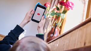 Junge öffnet auf seinem Smartphone die App von YouTube