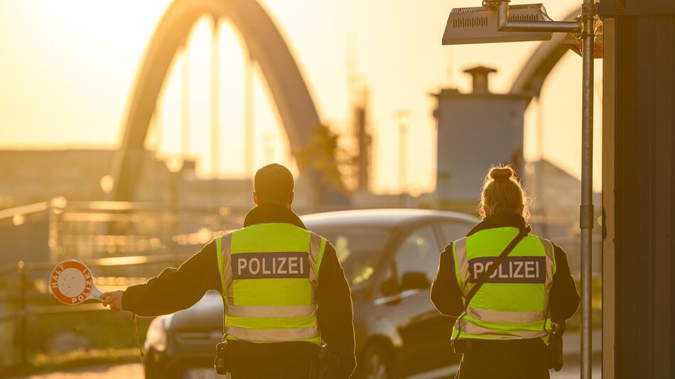Beamte der Bundespolizei bei Einreisekontrolle an Grenzübergang
