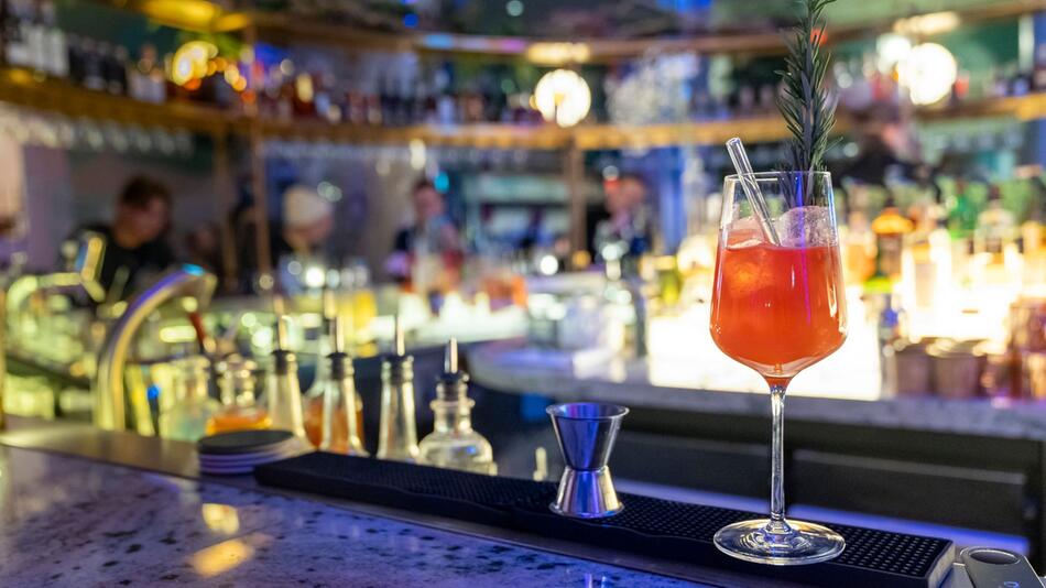 Ein Cocktail steht auf dem Tresen einer Bar in Berlin
