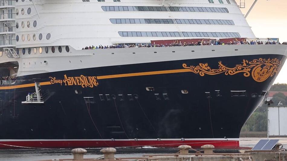 Abschied aus Wismar für Kreuzfahrtschiff "Disney Adventure"