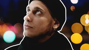 Junger Mann mit Mütze, der nach oben schaut. 