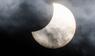 Partielle Sonnenfinsternis ist zwischen Wolken