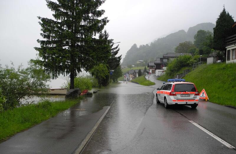 Überflutete Kantonsstrasse in Lauerz SZ