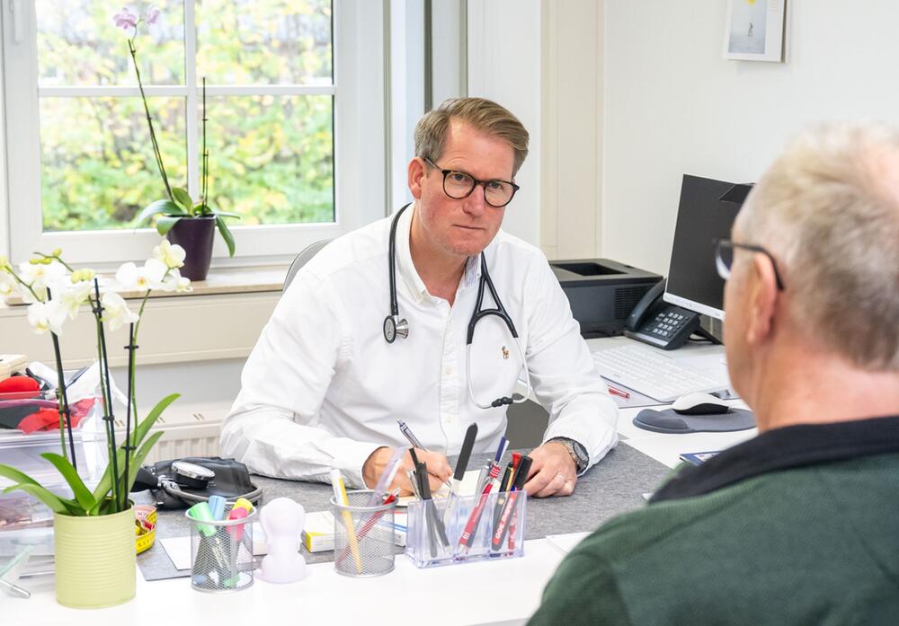 Ein Arzt bei Patientensprechstunde