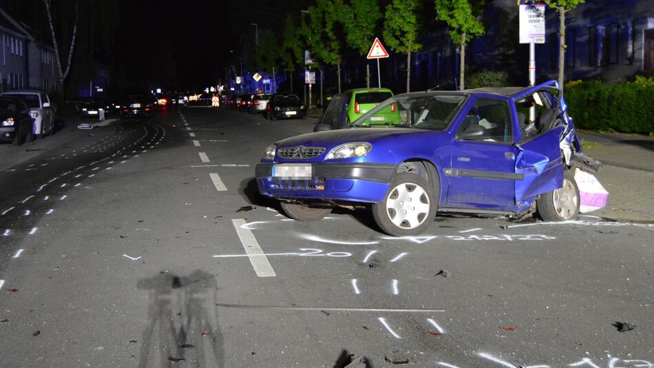 Unfall bei mutmasslichem Autorennen