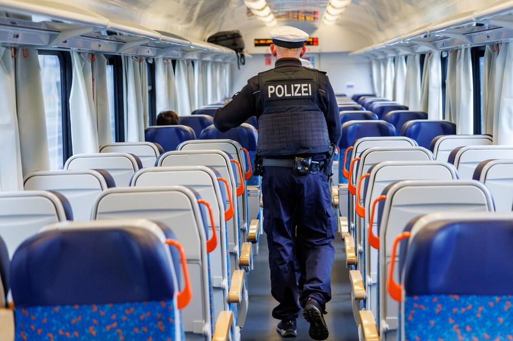 Bundespolizei kontrolliert Einreiseverkehr in einem Zug