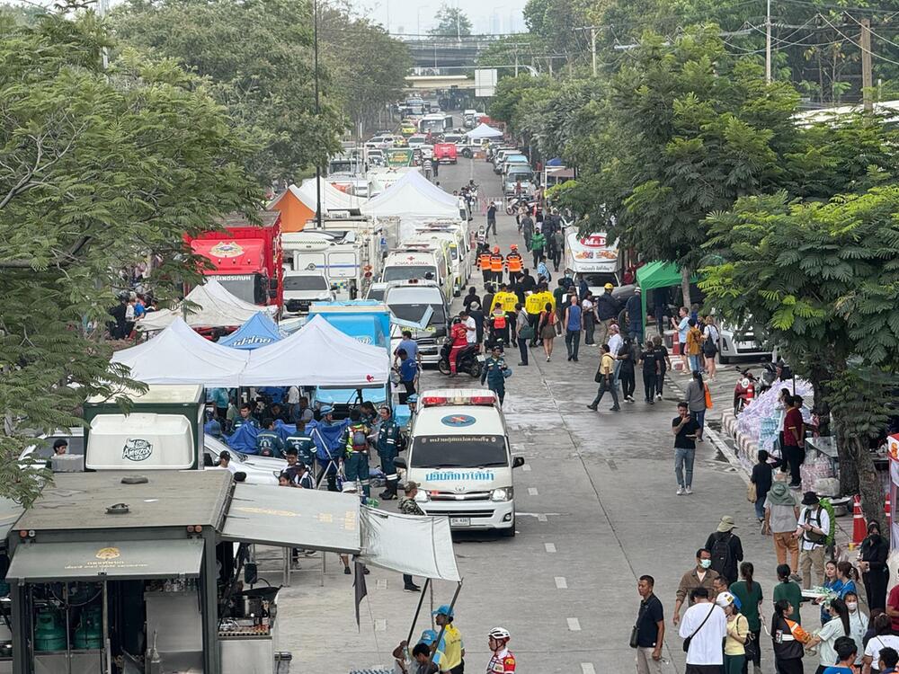 Zelte in einer Strasse nach Erdbeben in Thailand