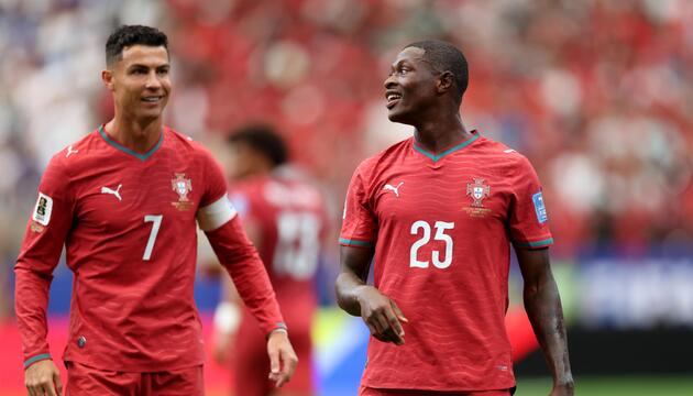 Nuno Mendes (r.) und Cristiano Ronaldo