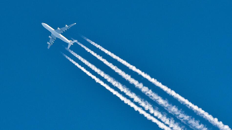 Flugzeug am Himmel