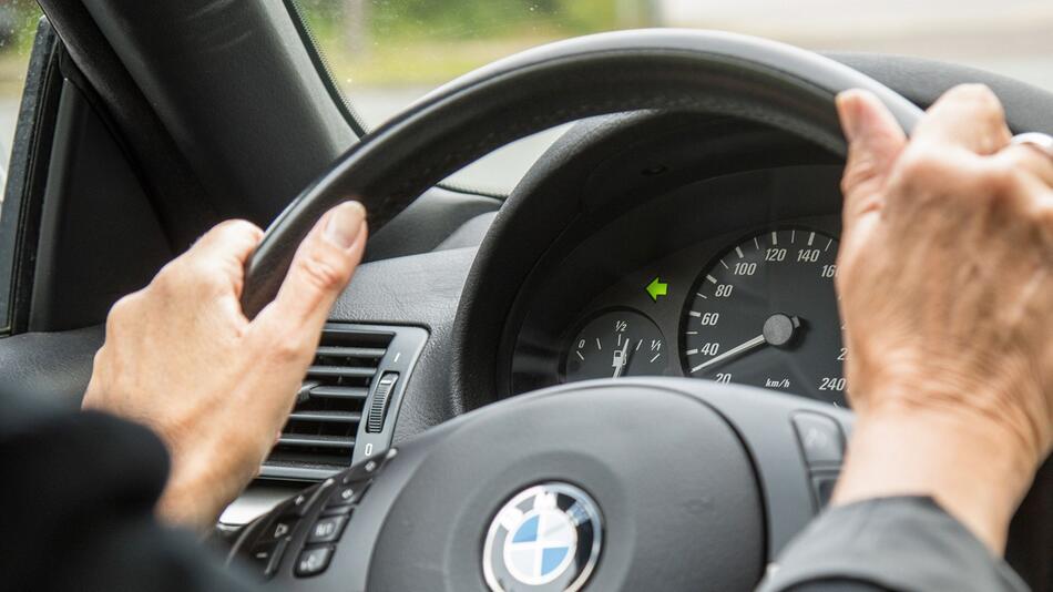 Eine Frau setzt den Blinker links