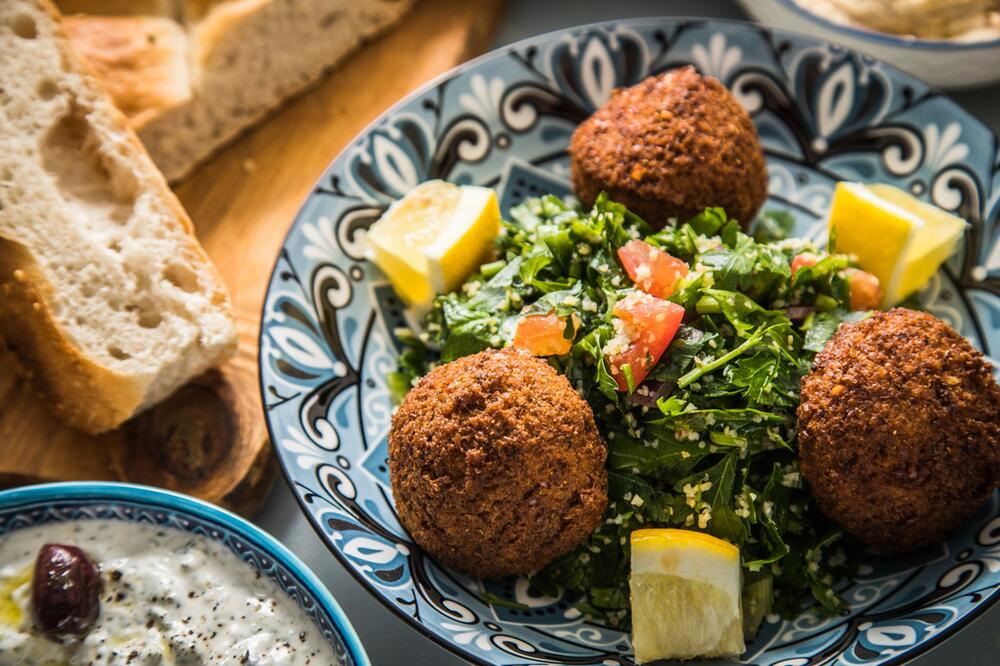 Tabouleh mit Falafel, Fladenbrot und Tzatziki